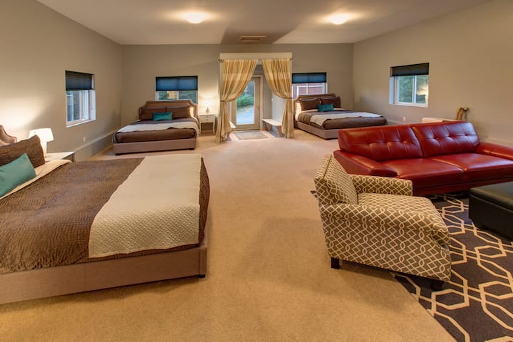 спална соба на долниот кат со  три брачни кревета, дневна соба, бања. Два влеза од паркингот и главната дневна соба.