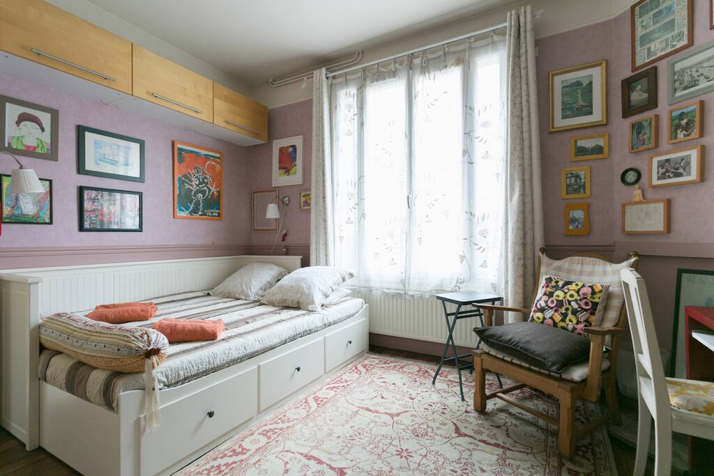 Une grande chambre lumineuse
