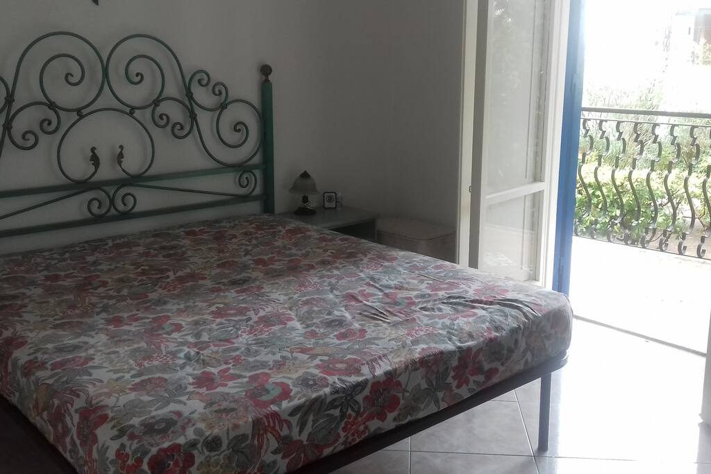 Camera da letto matrimoniale con armadio e cassettiera