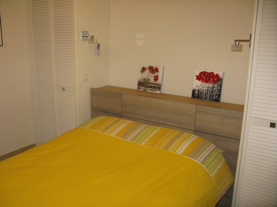 La chambre avec placards et cintres