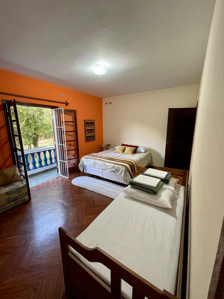 Chumba safi kwa ajili ya wageni wanaowasili! Nguo zenye harufu nzuri, zilizotakaswa.