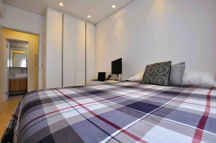 Spálňa 2 s manželskou posteľou a pracovným priestorom