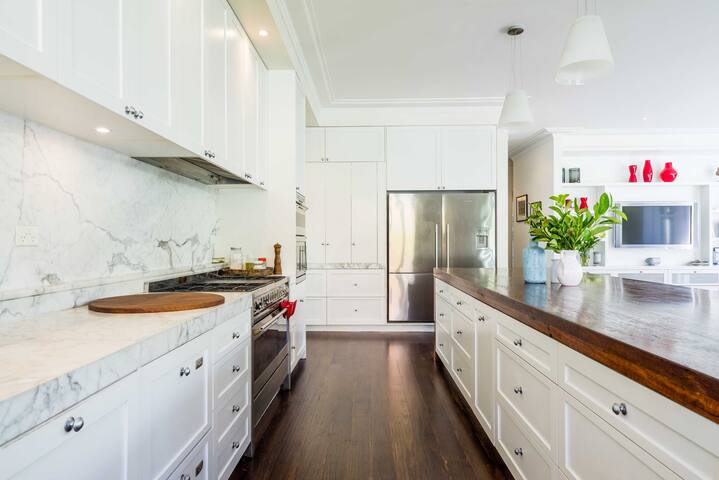 Lounge by the Pool at a Luxury Sydney Home gallery image 5