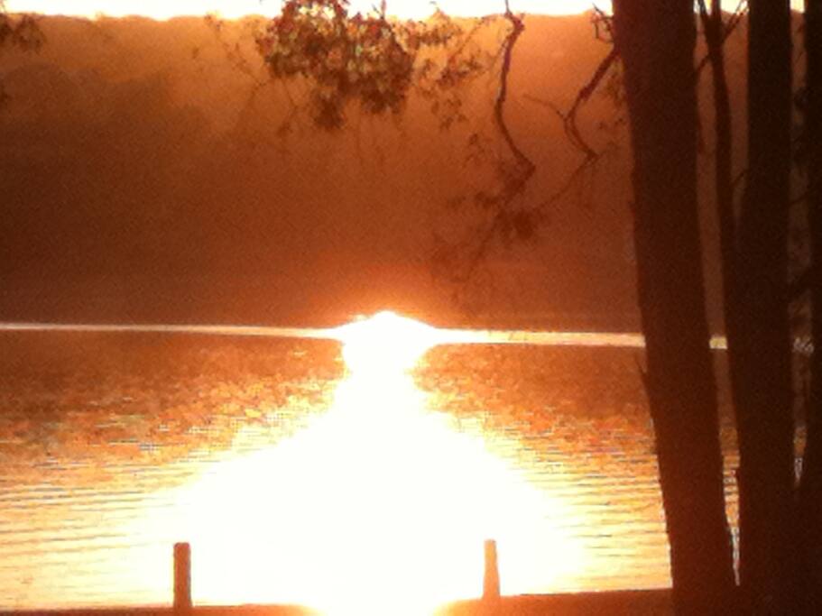 Por do sol em frente à casa