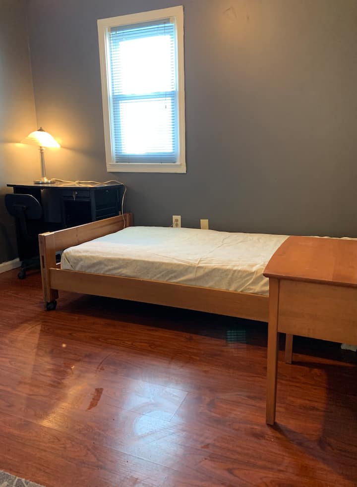 เตียงคู่โต๊ะทำงานและเก้าอี้ 