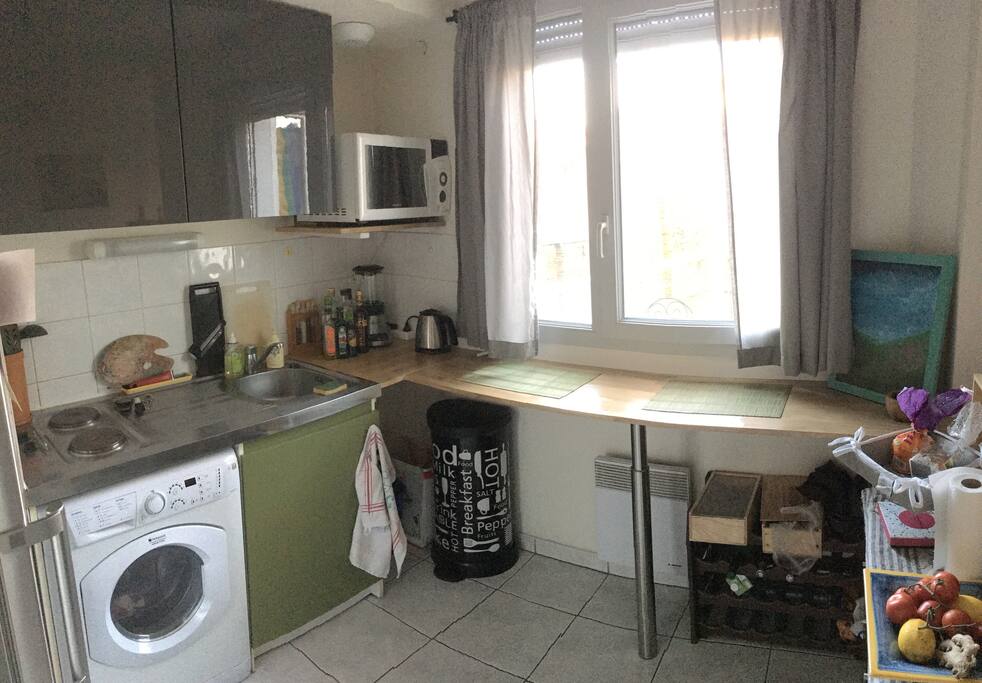 Cuisine avec four, lave-linge séchant et plaques électriques