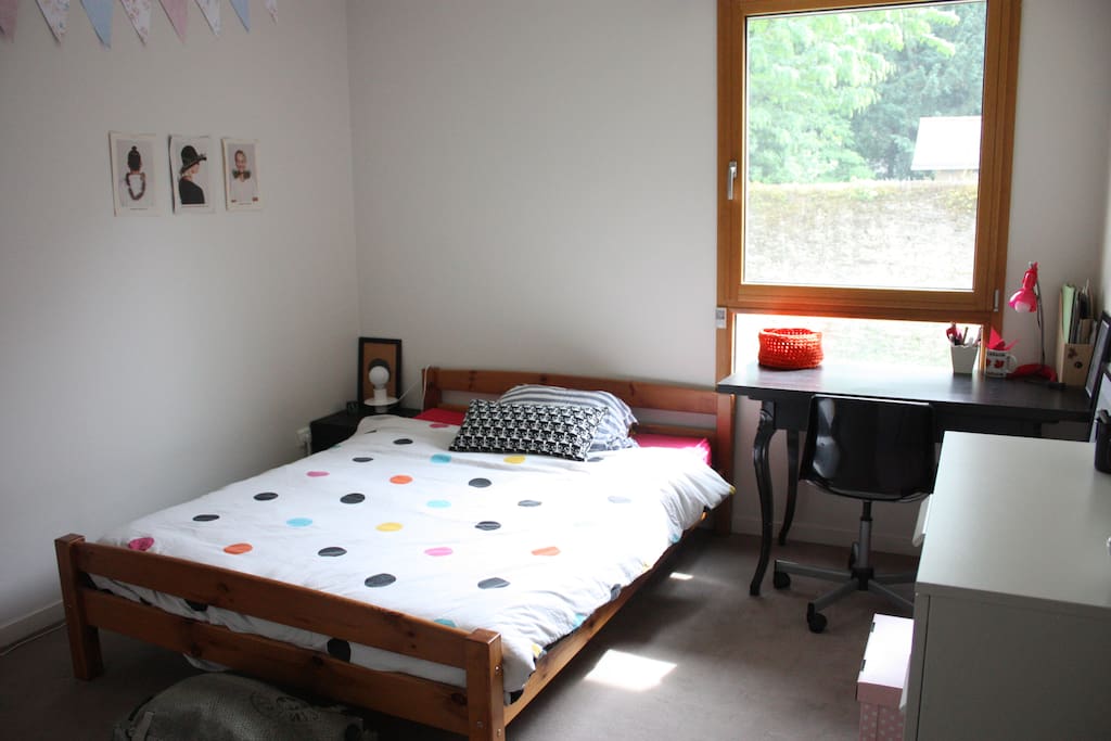 Chambre, vu sur jardin, très calme, lit 2 personnes