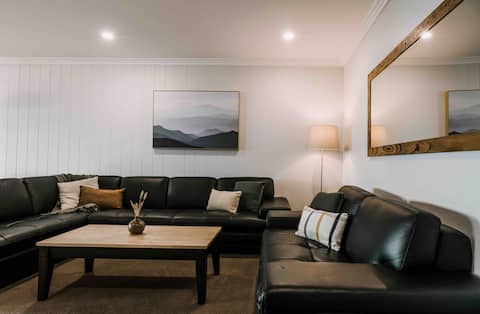 Cooinda - 3 bedrooms, lake views, 2 living areas