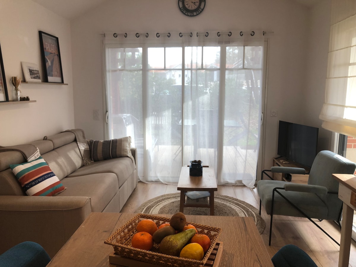 Top Airbnb: Elegant air-conditioned house, terrace, garden, pool in La Teste De Buch