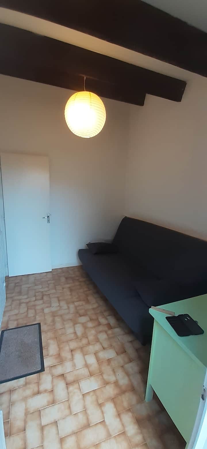 Spálňa 1, rozkladacia pohovka 2 miesta.