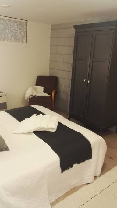 Room 1: babycod and matress on floor can also be added.