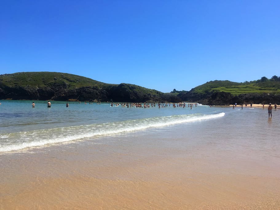 Playa de Barro, Llanes. La arena es fina y el agua transparente