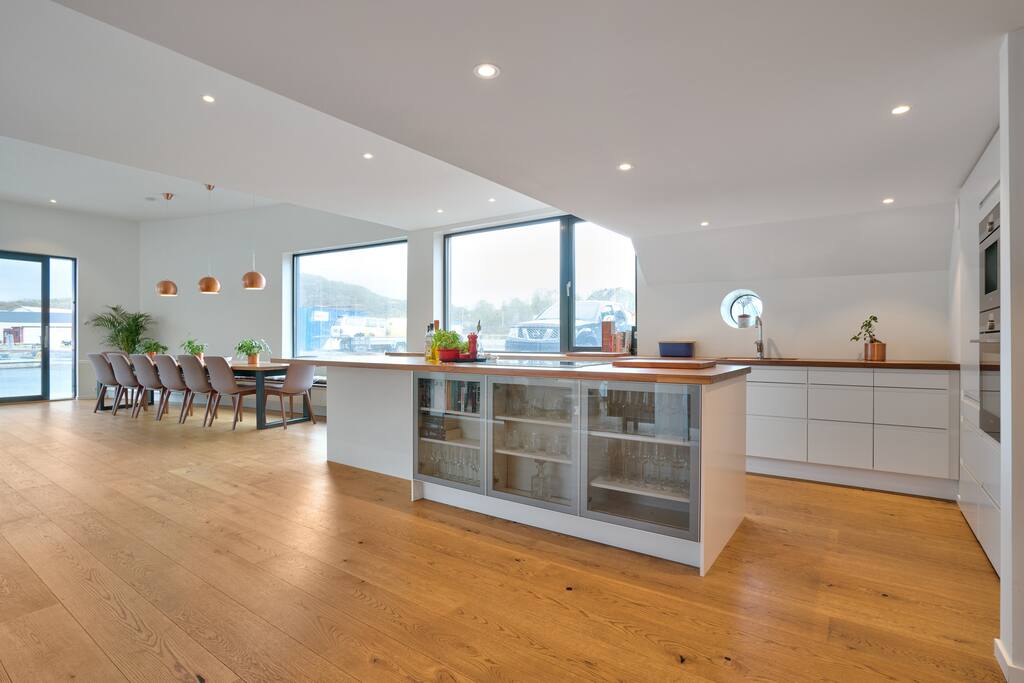 Kitchen/dining table