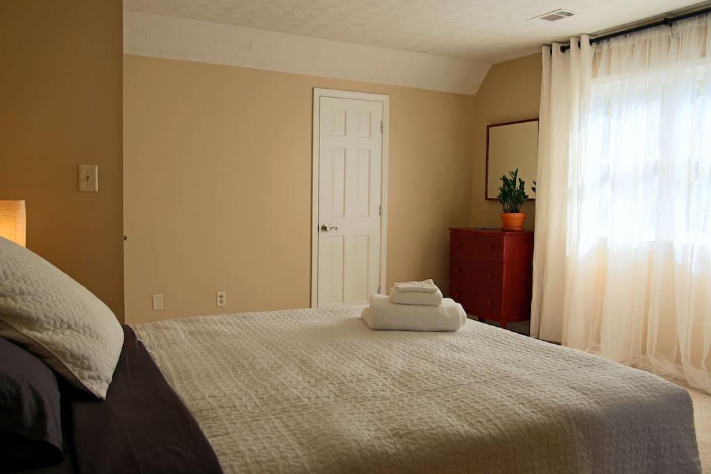 Large room with a calming feel and cozy, Queen-sized bed with cotton sheets