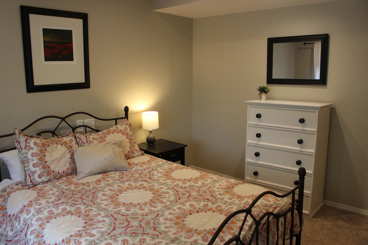 卧室1.还有一个大衣柜和一扇可俯瞰后院的大窗户。