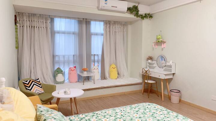 《暖·居》坐落市中心，小清新风格，落地窗投影仪，交通便利，装修精美