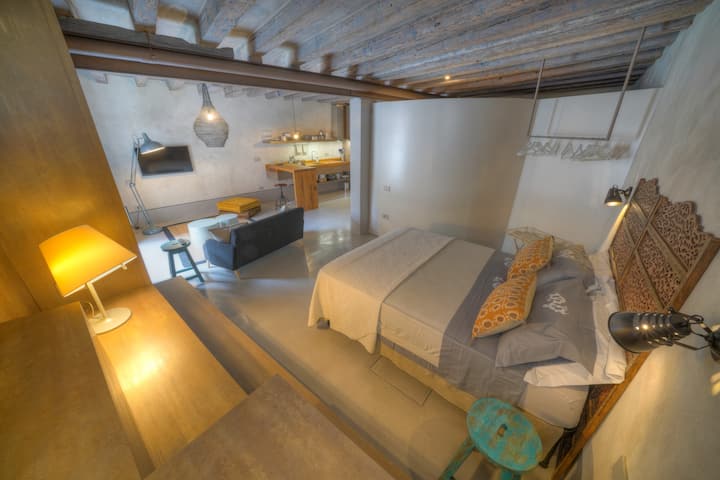 Unique atmosphere and design,completely renovated .
Summer look with cotton&linen.
Comfort and design. 