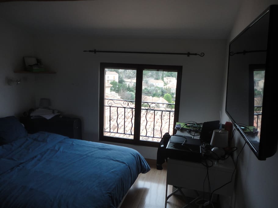 2 ème chambre avec télé et lit deux places