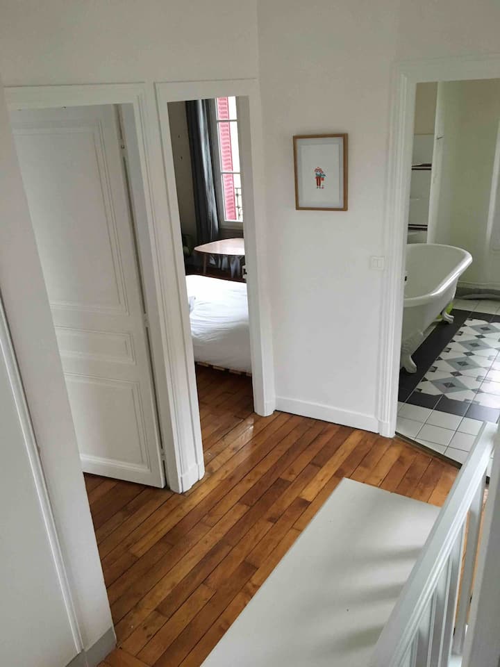 Palier du 1er étage, desservant la chambre parentale, la chambre/bureau et la salle de bain