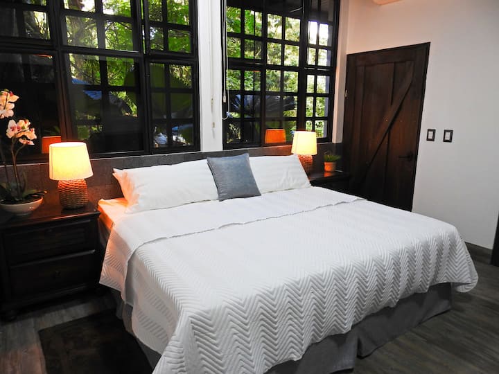 Soba, bračni krevet (1,8x2) sa zasebnom kupaonicom