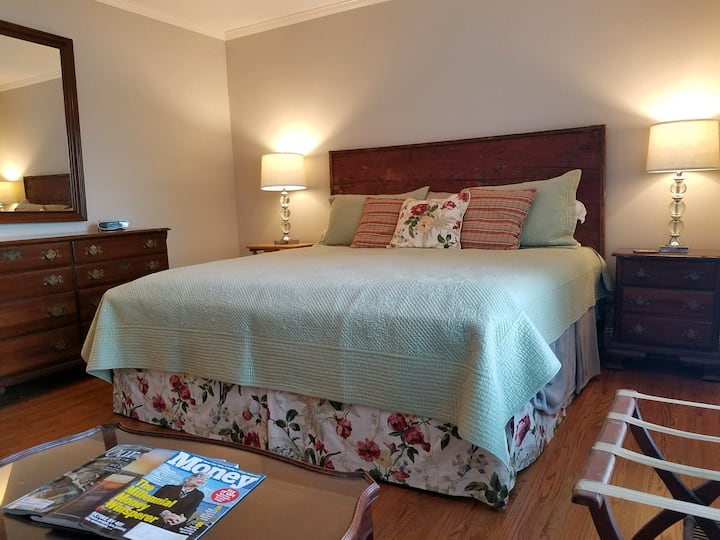 ¡Dormitorio principal con vistas al agua!