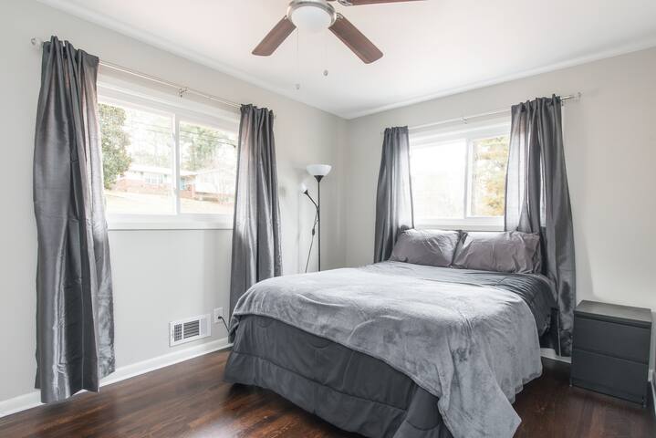 Simple Room in Luxury Home, Nice Neighborhood