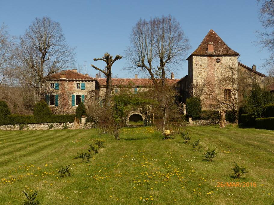 C'est une vue de l'ensemble. Le gîte est à droite