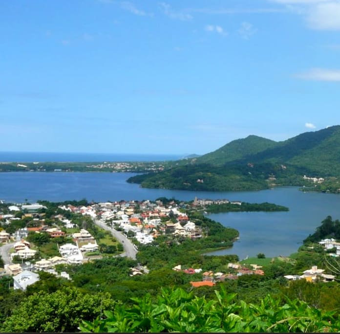 Local com a Lagoa e vista da praia da Joaquina.