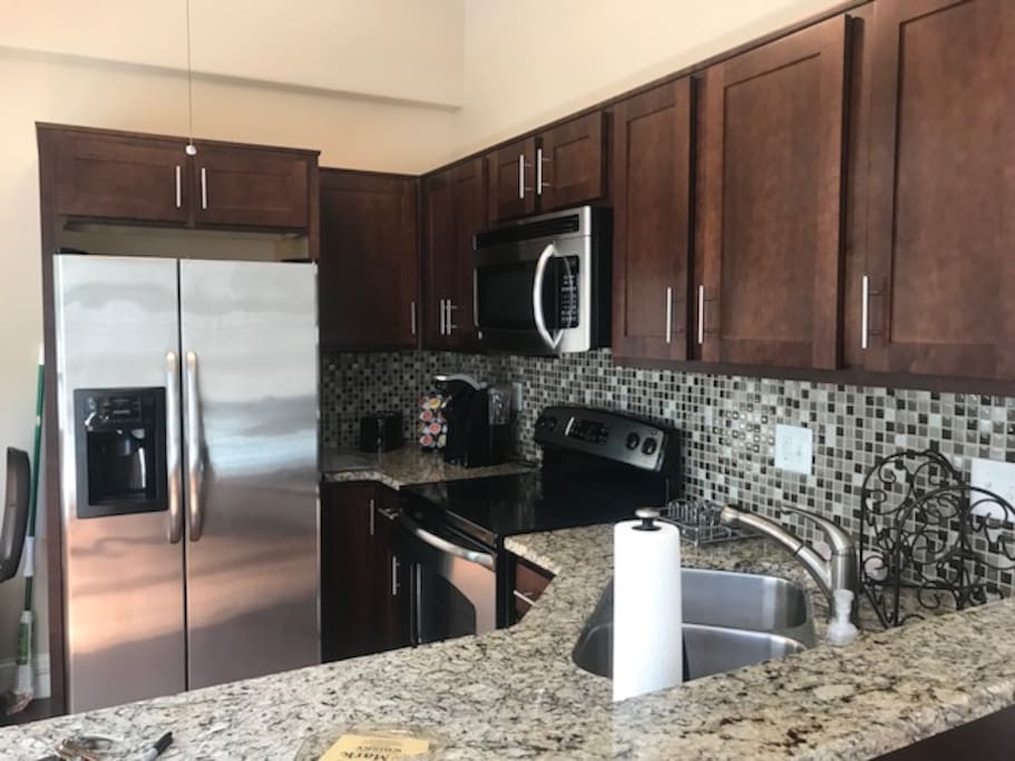 Kitchen w/ Water & Ice Dispenser, Keurig w/Tea, Coffee, Microwave, Oven, Cooking Utensils