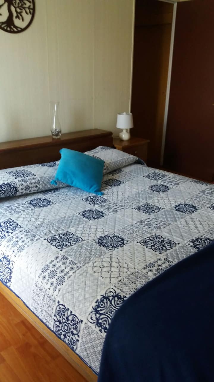 ГЛАВНА СПАЛНЯ
Оборудвана с 1 двойно легло и 2 нощни шкафчета с лампи.
Оборудвани с двойно легло и две нощни шкафчета с лампи.
ГЛАВНАТА СПАЛНЯ
е оборудвана с двойно легло и две нощни шкафчета с лампи.