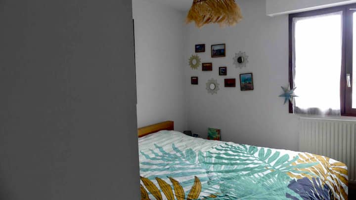 Spavaća soba s krevetom dimenzija 180 x 200. Veliki ormar i tišina. Okrenuto prema sjeveru: hladno ljeti 