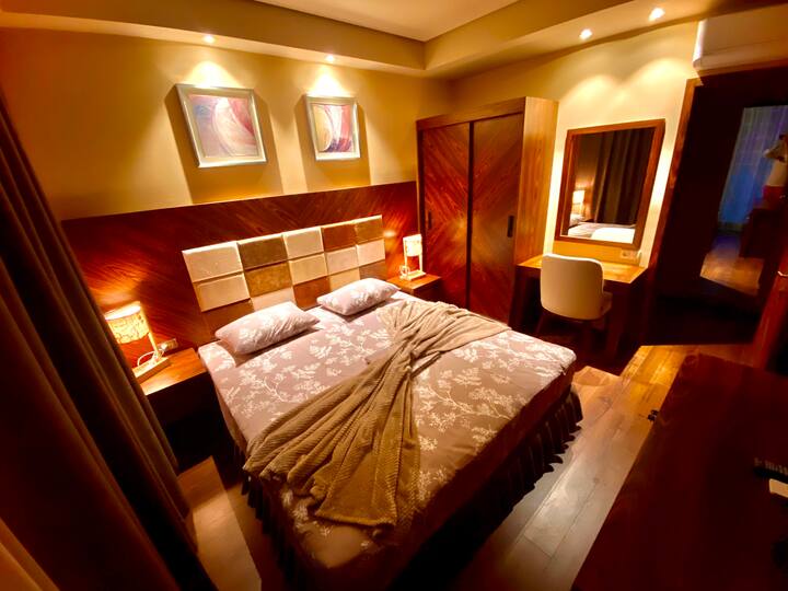 Спална соба со брачен кревет (широк 180-220 см)