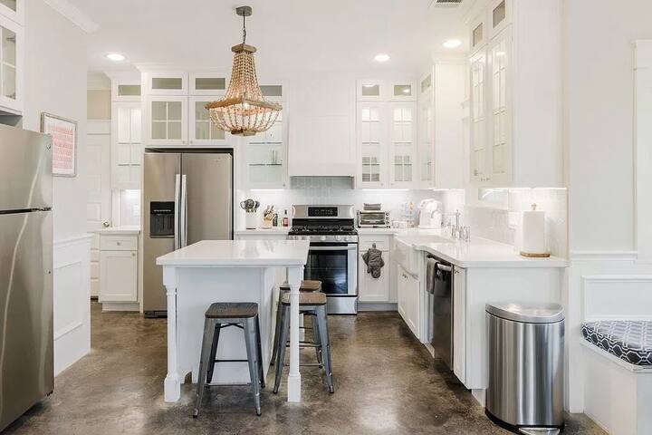 Downtown Gem Good for Big Group Close to ACL gallery image 5