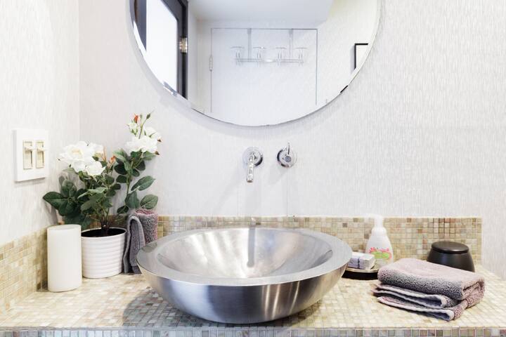 Serenity in an Architectural Masterpiece with Walls of Glass gallery image 4