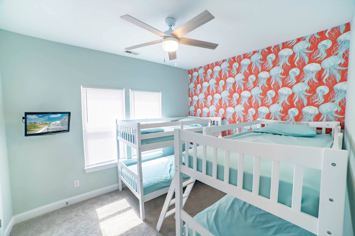 2 ორსართულიანი საწოლი, შესაძლებელია 4 ადამიანის დაძინება. Განკუთვნილია ბავშვებისთვის, თუმცა საკმარისად დიდია ზრდასრულებისთვის.