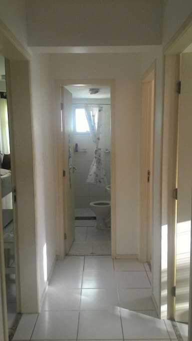 Área comum - Corredor e banheiro social.