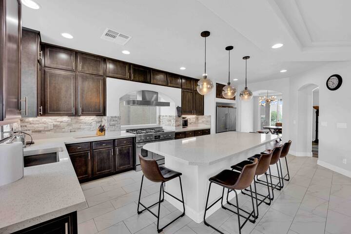 50% OFF Monthly | 5 bed 4.5 bath | Pet – Friendly gallery image 3