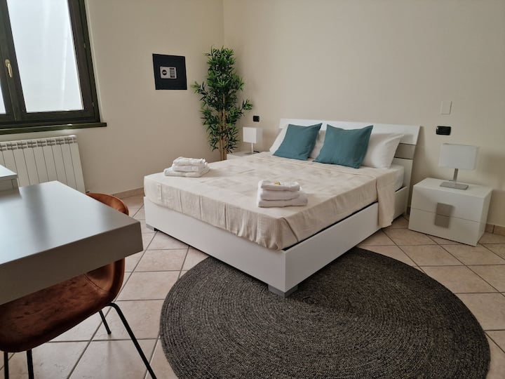 Მთავარი საძინებლის მახასიათებლები:

Უსაფრთხო უსაფრთხოება
Ფართო გარდერობი
Სამუშაო მაგიდა
Პირველადი სამედიცინო დახმარების ნაკრები
Პირსახოცები და საბნები
Კომფორტული საწოლი

