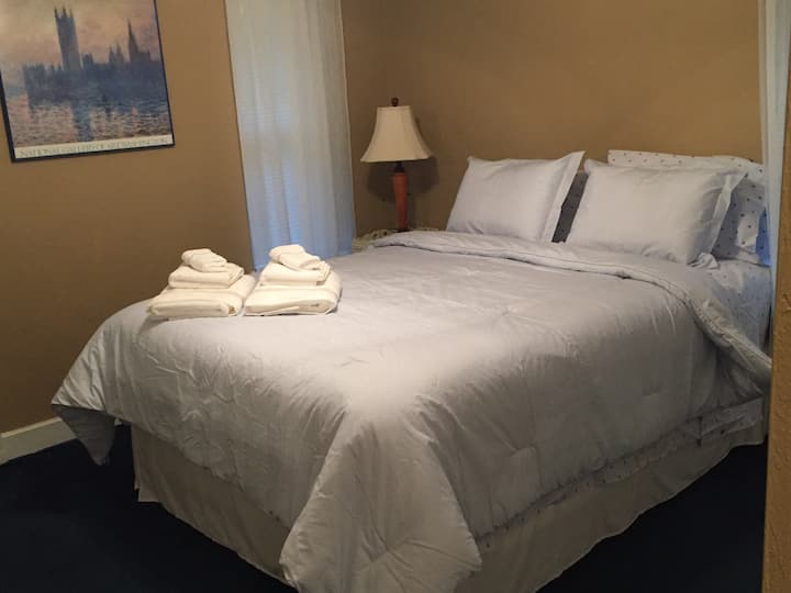 Slaapkamer één heeft een queensize bed. Groot dressoir en spiegel.
Grote kast. Een rustige ruimte.