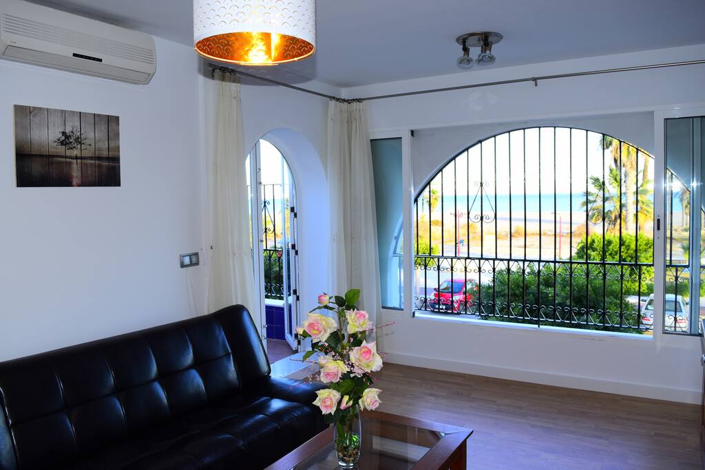Salón con vistas al Mediterráneo