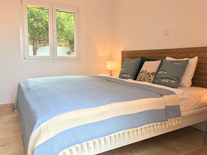 Spálňa (rodičia) s výhľadom na more a manželskou posteľou 180 cm vrátane televízora a balkóna