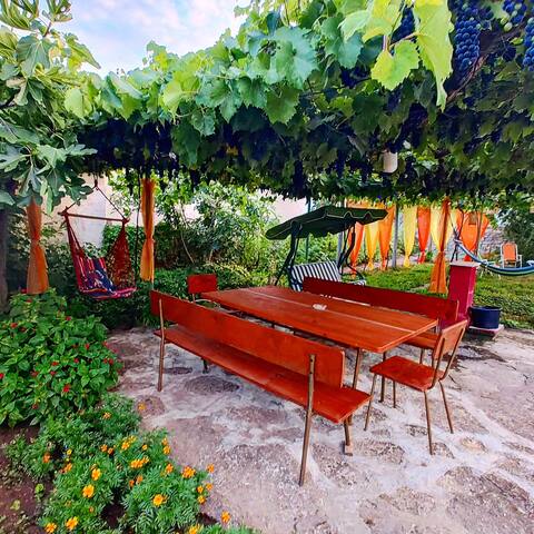 Villa Yova Roza - The Garden House