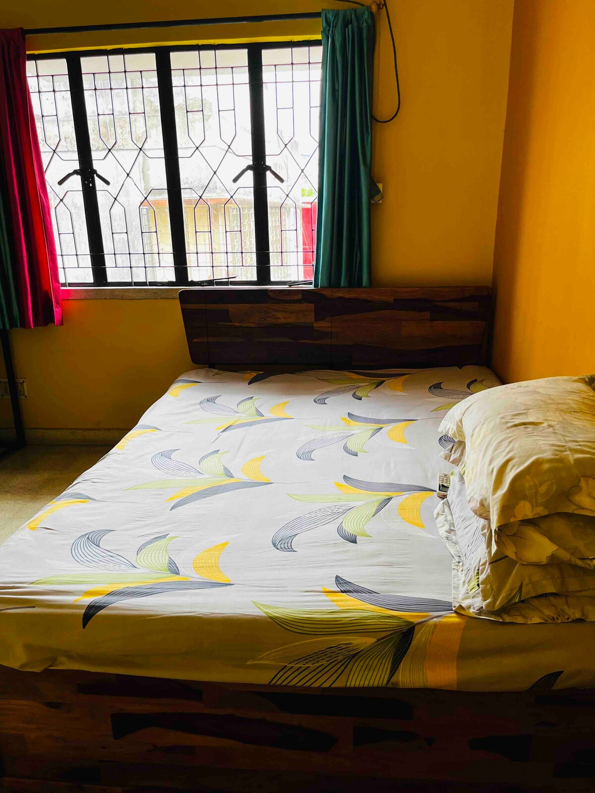 Საწოლი მაღალი ხარისხის მატრასით. Ამ საძინებელში არის მიმაგრებული უნიტაზიც