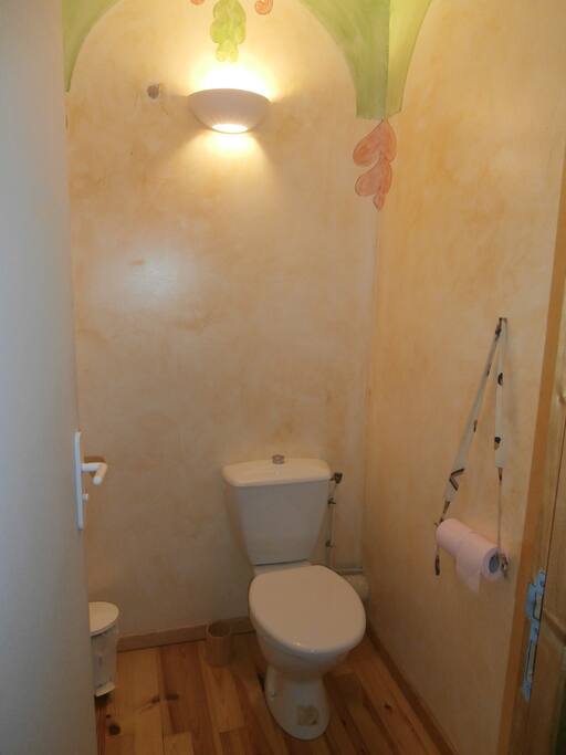 Toilettes privatives à l'entrée de la chambre