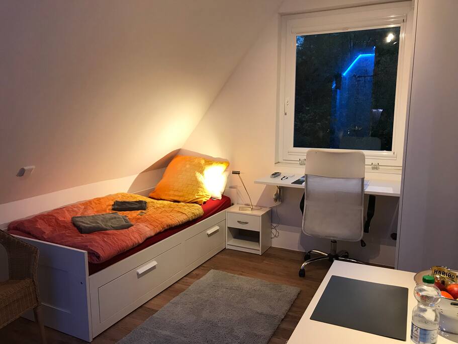 Bett 0,80m mal 2,0m mit neuer Matratze. Ausziehbar und auf eine Ebene dann 1,60m mal 2,0m. ( 2 Matratzen)