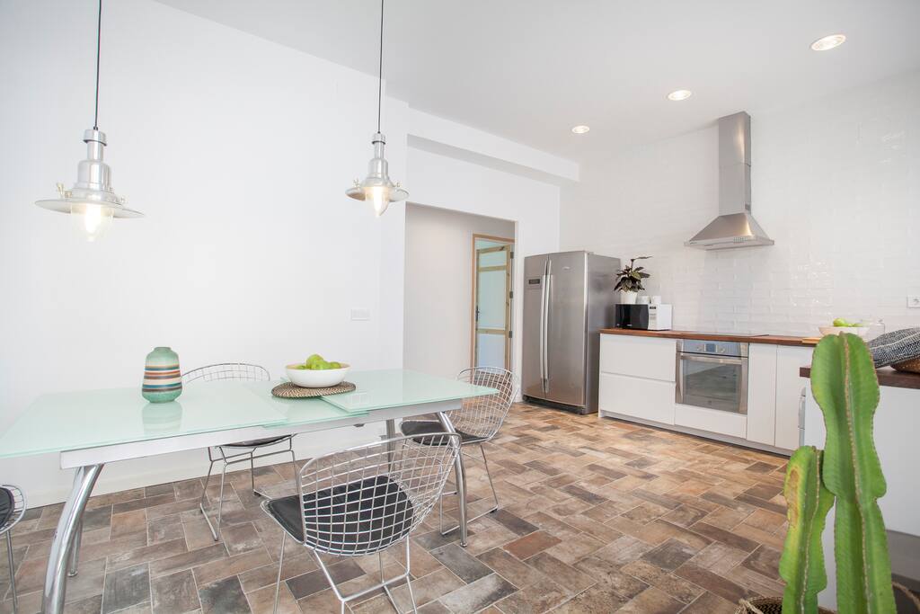 Cocina abierta al resto de la casa. Puertas restauradas de todos los espacios.