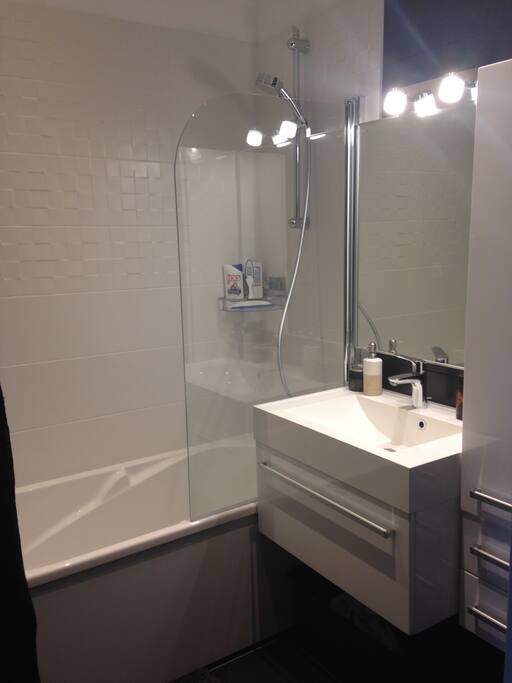 Petite salle de bain avec baignoire