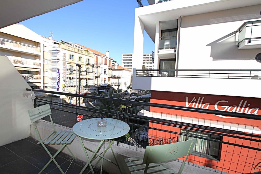 balcon avec table bistrot pour 2 personnes