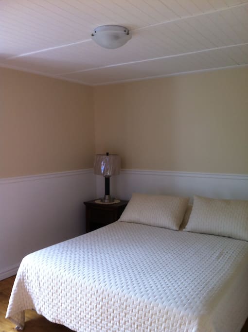 Chambre principale avec lit queen.