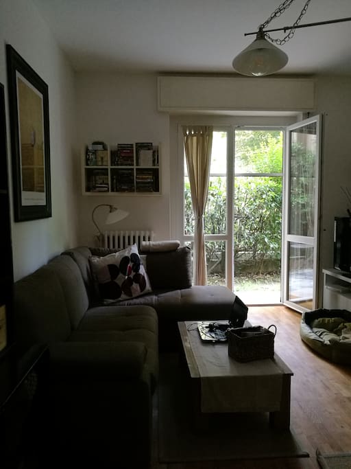Salotto con divano letto e accesso sul giardino